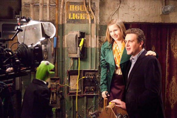 Kermit, Amy Adams and Jason Segel in THE MUPPETS