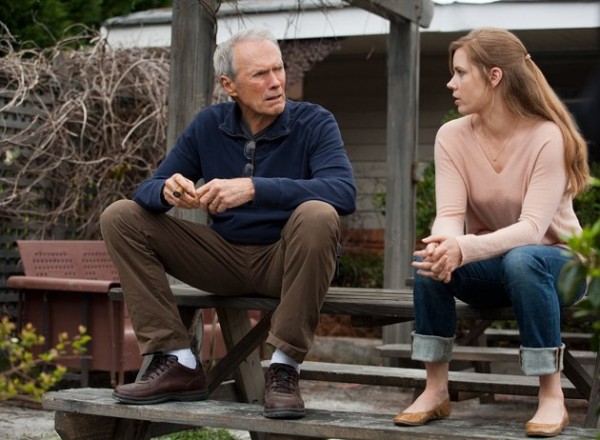 Gus(Clint Eastwood) talks things over with his daughter Mickey  (Amy Adams)