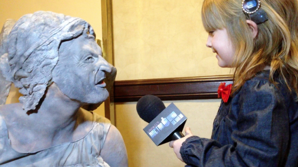 A Weeping Angel chats with Lindalee Rose