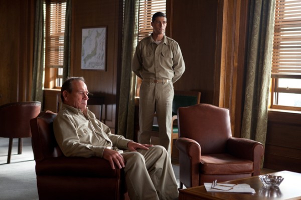 Matthew Fox as Fellers chatting with MacArthur played by Tommy Lee Jones