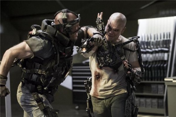 Max (Matt Damon) in a battle with Kruiger (Sharlto Copley) in Elysium