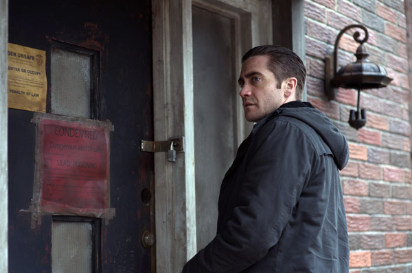 Detective Loki (Jake Gyllenhaal)  checks out an abondoned house