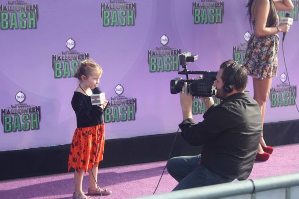 Lindalee records her closing standup on the Purple Carpet