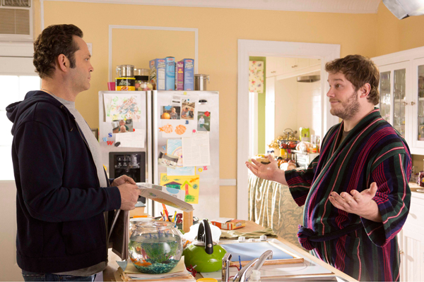 David (Vince Vaughn) consults his brother and lawyer Brett (Chris Pratt) in DELIVERY MAN